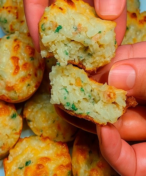 Bolinho de arroz com calabresa e parmesão conquista a web com receita assada e sem farinha