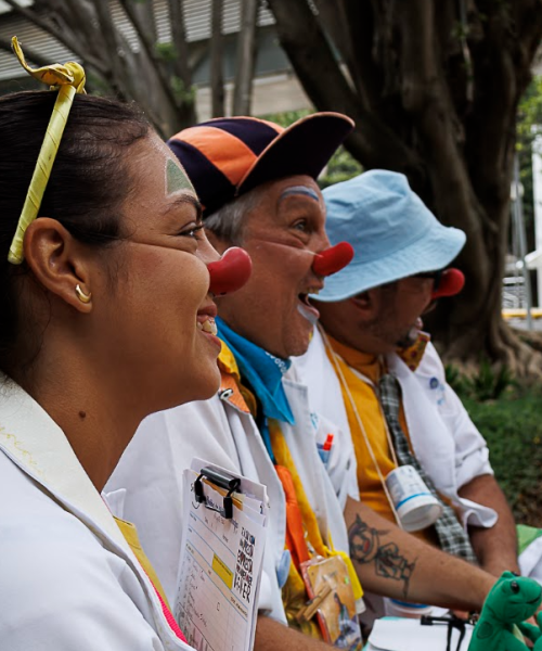 Muito além do riso: como a palhaçaria hospitalar transforma a saúde emocional de pacientes adultos e humaniza o ambiente hospitalar